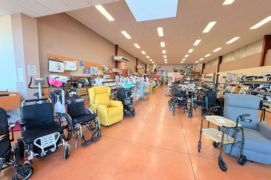 Le showroom de 300 m² du magasin de matériel médical SMS à Saintes