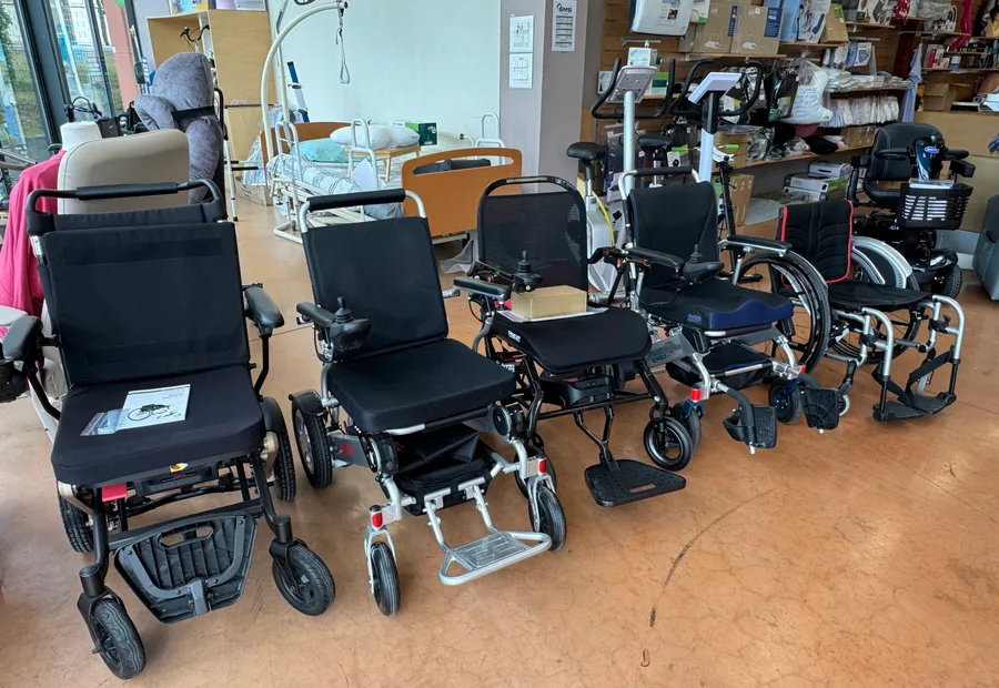 Fauteuil roulant pour personne handicapée — SMS Saintes