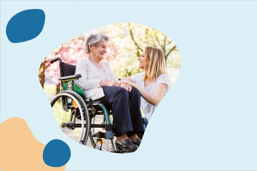 Une conseillère SMS accompagne une cliente en fauteuil roulant