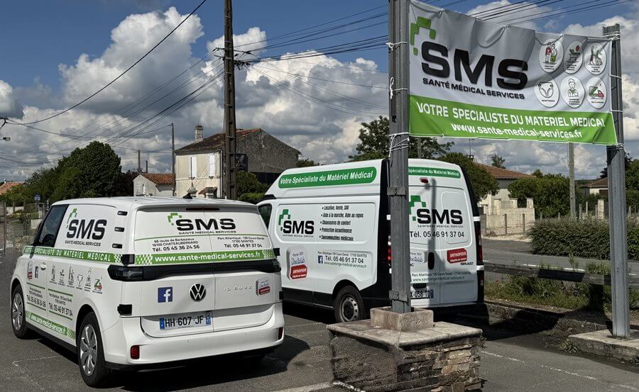 Les véhicules de livraison SMS devant le magasin de Châteaubernard